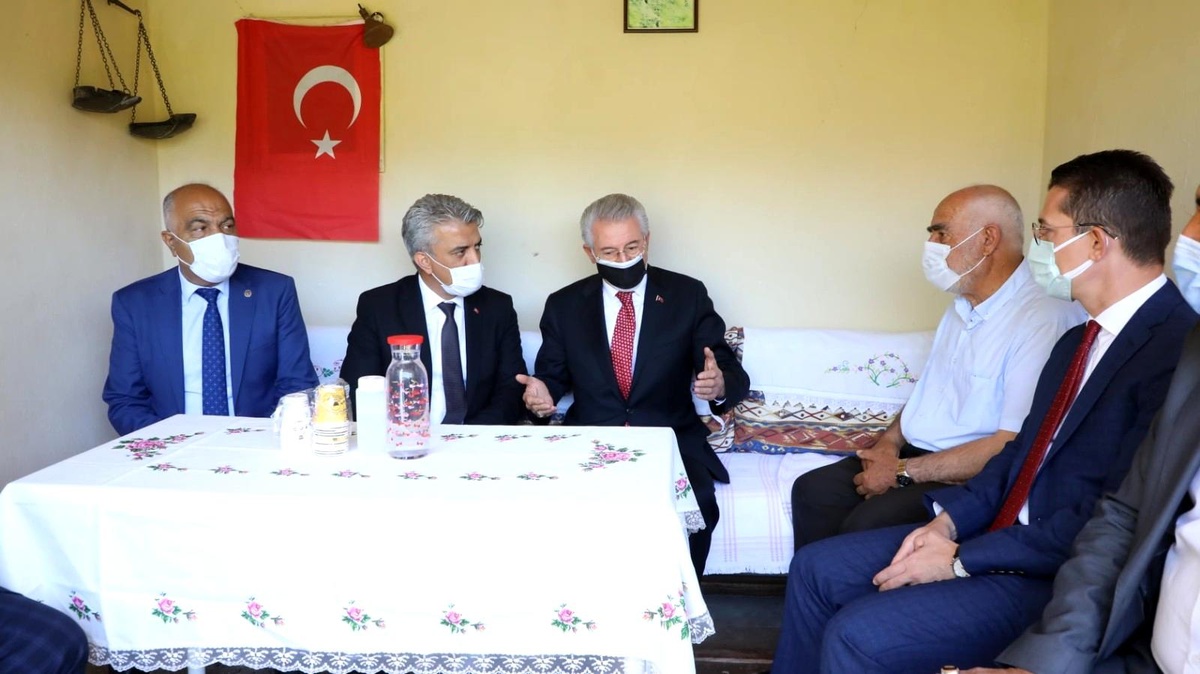 Validen Songül öğretmenin ailesine taziye ziyareti