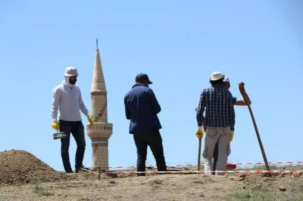 VAN'DA DEFİNECİLERİN KAZDIĞI, POLİSİN NÖBET BEKLEDİĞİ BÖLGEDE İNCELEME