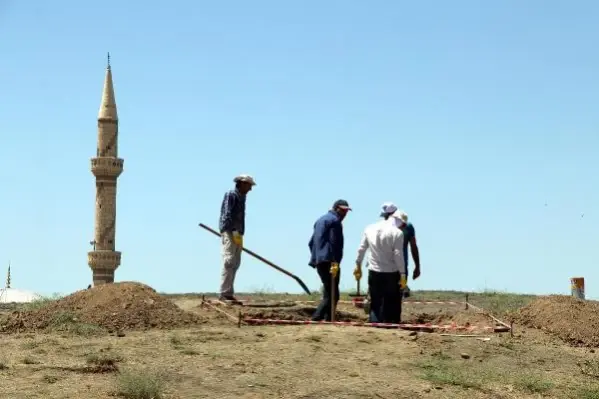 VAN'DA DEFİNECİLERİN KAZDIĞI, POLİSİN NÖBET BEKLEDİĞİ BÖLGEDE İNCELEME