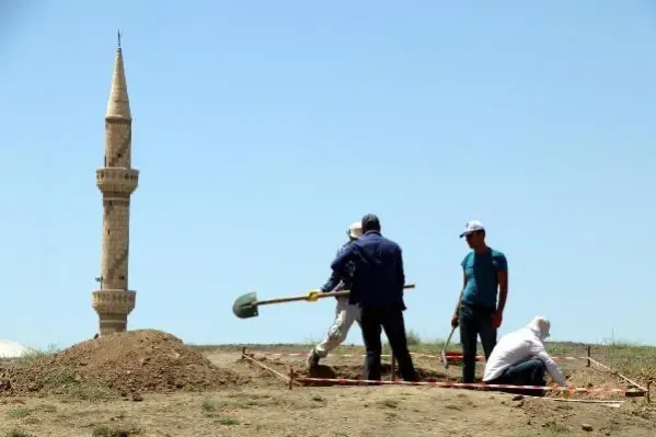 VAN'DA DEFİNECİLERİN KAZDIĞI, POLİSİN NÖBET BEKLEDİĞİ BÖLGEDE İNCELEME