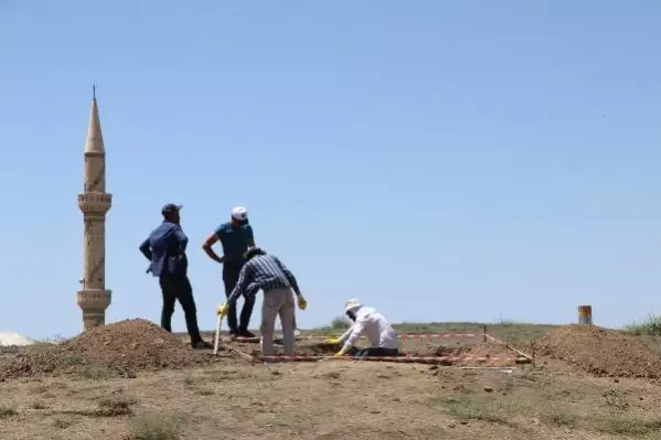 VAN'DA DEFİNECİLERİN KAZDIĞI, POLİSİN NÖBET BEKLEDİĞİ BÖLGEDE İNCELEME