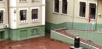 Yağmura aldırmadan İstiklal Marşı okuyan miniklerden büyüklere mesaj