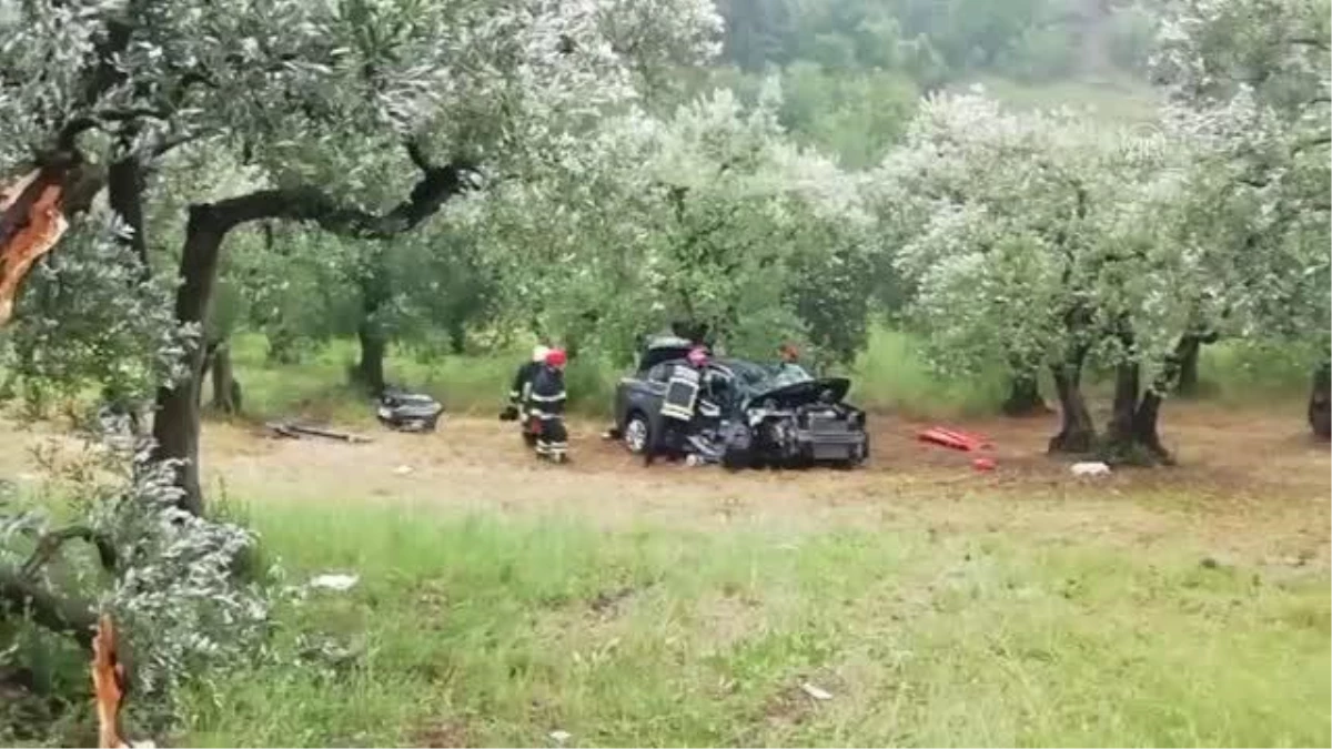 Yamaç aşağı sürüklenerek zeytin ağaçlarına çarpan otomobilin sürücüsü yaralandı