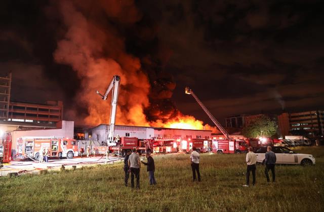 Alevler geceyi aydınlattı! Kağıt fabrikasında çıkan yangın 6 saatte söndürüldü