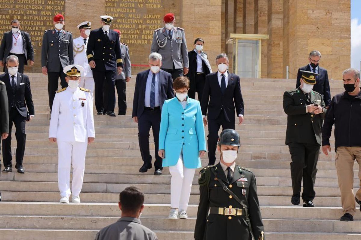 Son dakika haberleri... Almanya Savunma Bakanı Kramp-Karrenbauer, Anıtkabir\'i ziyaret etti