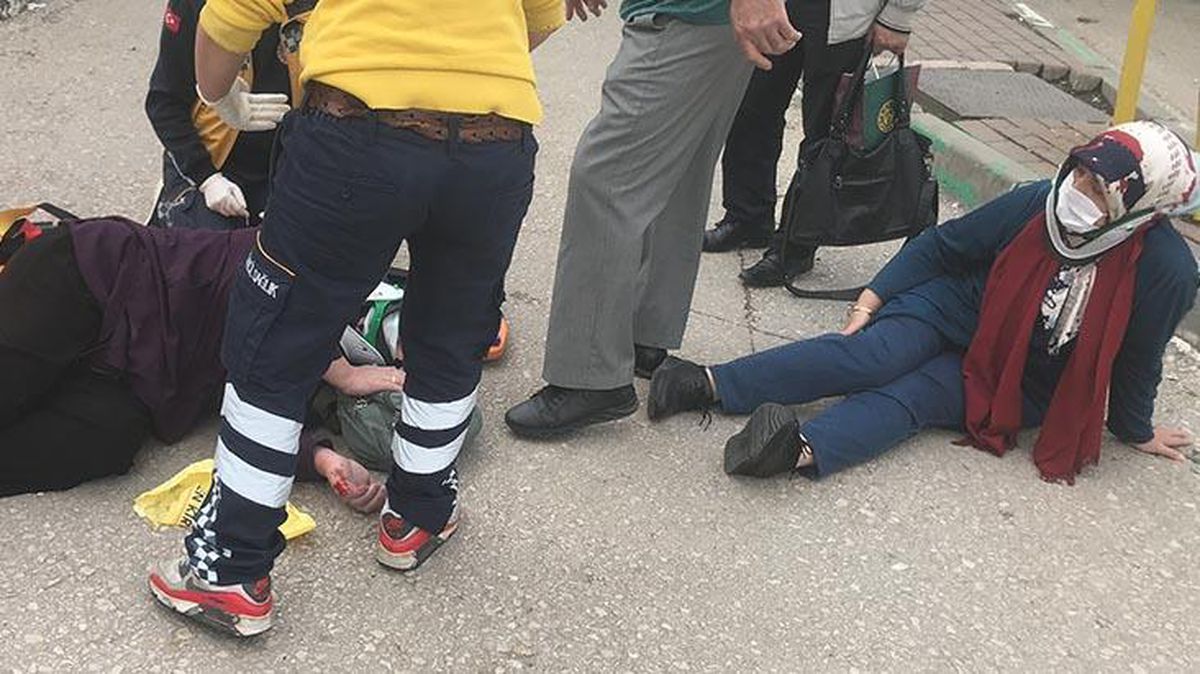 Otomobil aşırı hız yapıp otobüs durağına girdi: 1\'i çocuk 5 kişiyi ezdi
