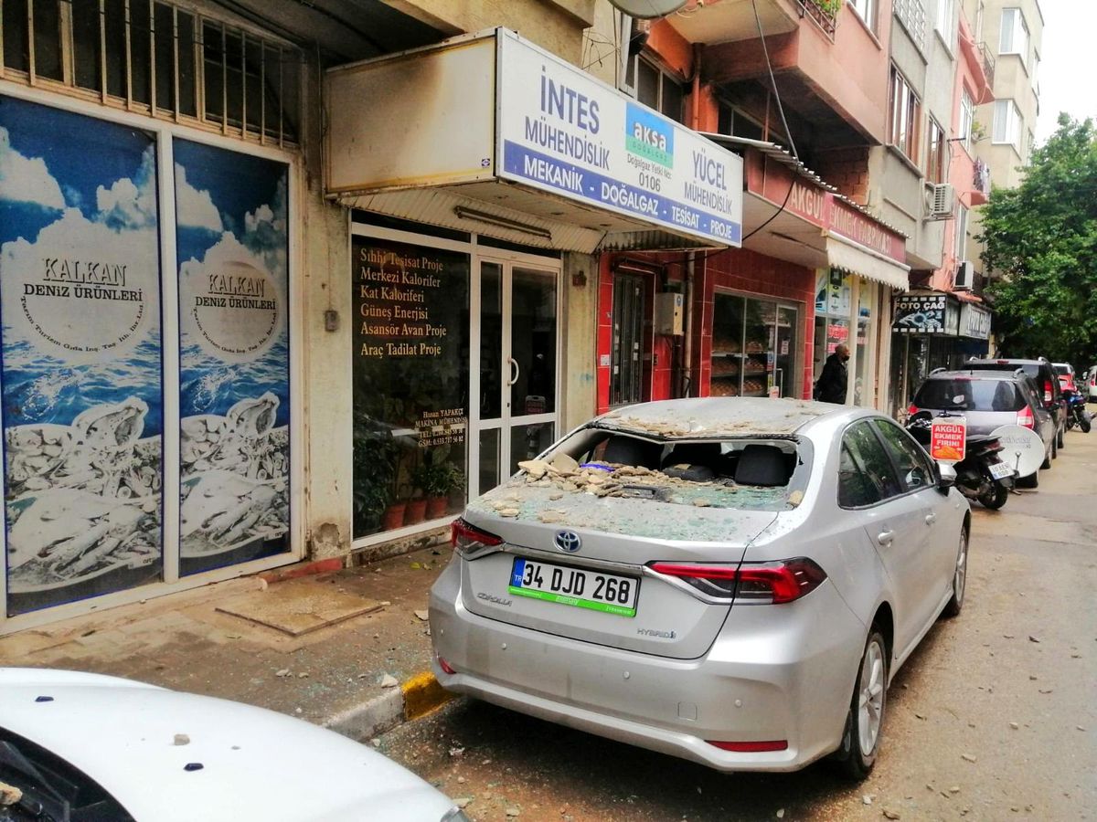 Balkondan düşen beton parçaları otomobile zarar verdi