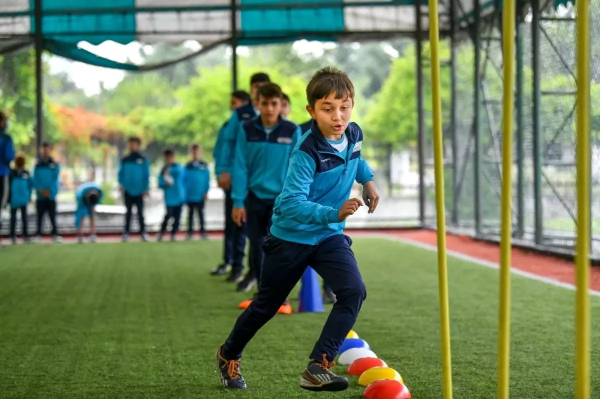 Başkan Bozkurt, çocuklarla spor yaptı, forma ve ayakkabı hediye etti