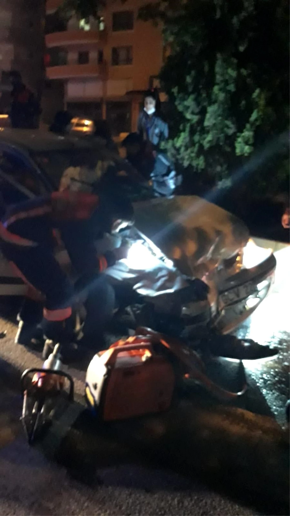 Başkent\'te zincirleme kazada aracında sıkışan sürücü yaralandı