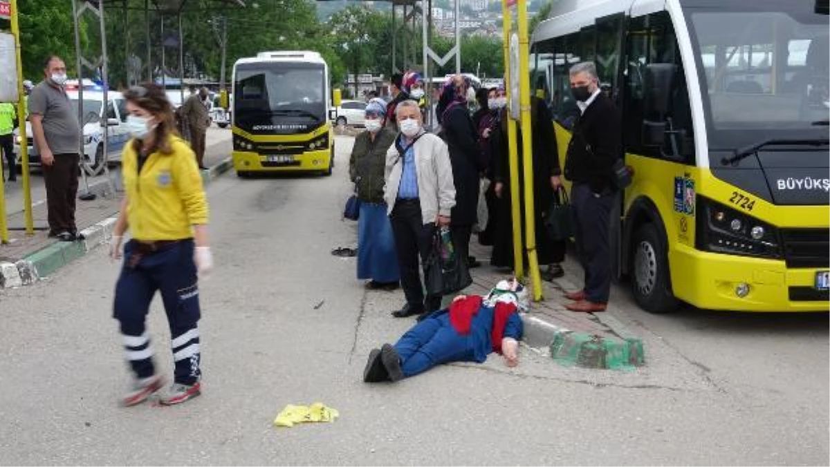 Bursa\'da otomobil, otobüs durağına daldı: 5 yaralı