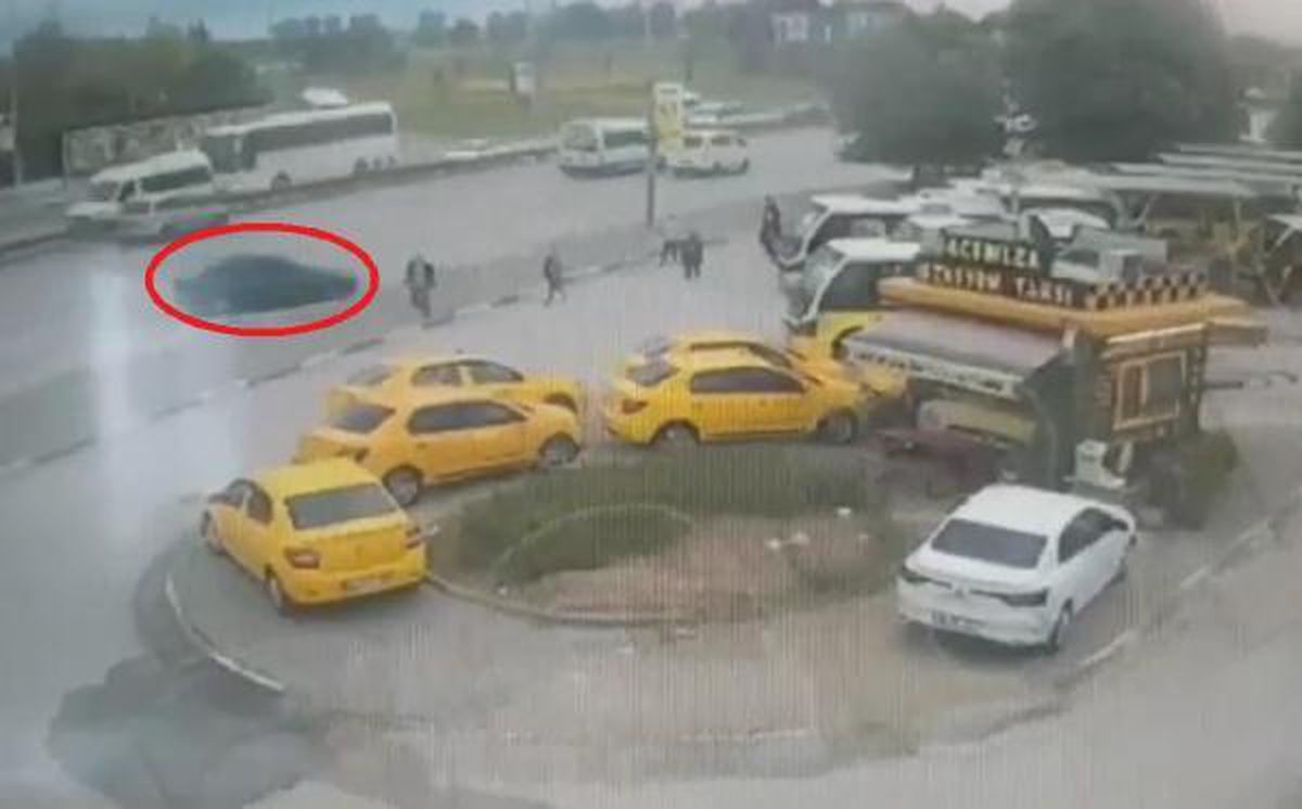 Bursa\'da otomobil, otobüs durağına daldı: 5 yaralı (2)