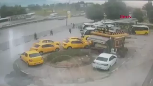 BURSA'DA OTOMOBİLİN OTOBÜS DURAĞINA DALDIĞI ANLAR