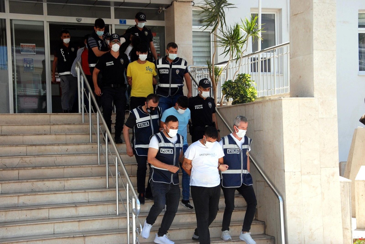 Çaldıkları sosyal medya hesaplarıyla vatandaşı dolandırdılar