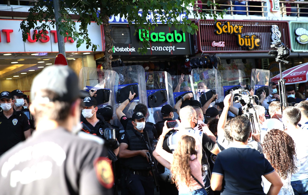 Diyarbakır\'da HDP\'lilerin izinsiz yürüyüşüne polis izin vermedi