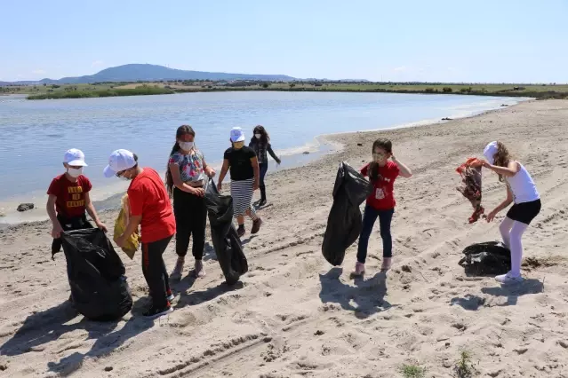 Edirne'de sulak alanlarda temizlik yapan çocuklar çevreye duyarlı olunması mesajı verdi