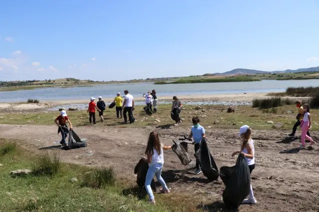 Edirne'de sulak alanlarda temizlik yapan çocuklar çevreye duyarlı olunması mesajı verdi