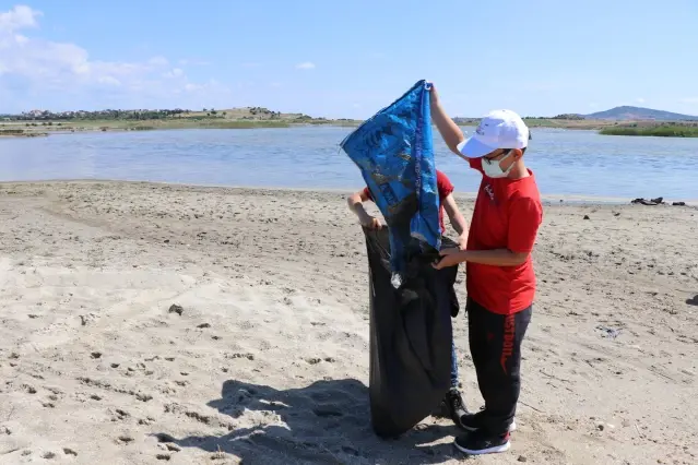 Edirne'de sulak alanlarda temizlik yapan çocuklar çevreye duyarlı olunması mesajı verdi