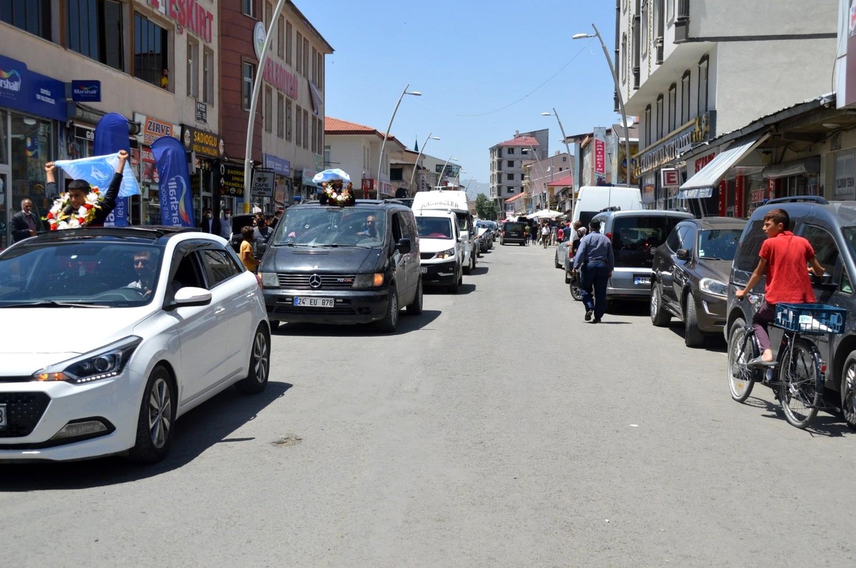 Eleşkirt\'te Türkiye 3.lerine Muhteşem Karşılama Yapıldı