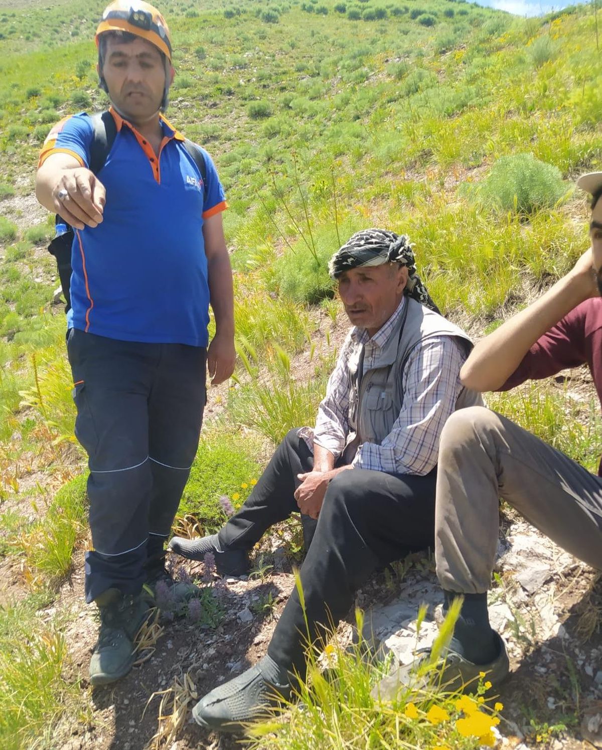 Erzincan\'da kayalıklarda mahsur kalan çobanı AFAD ekibi kurtardı