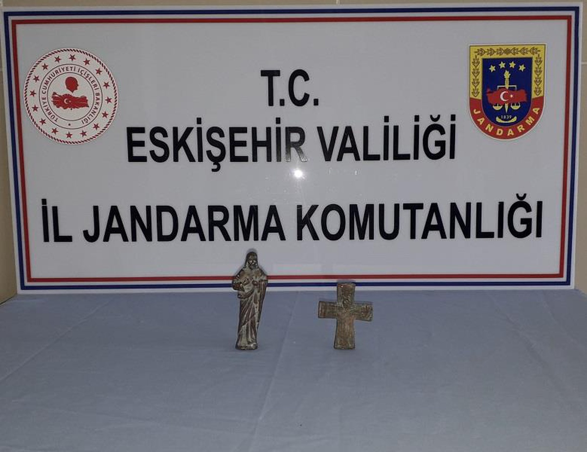 Eskişehir\'de düzenlenen tarihi eser operasyonunda Helenistik döneme ait heykel ve haç ele geçirildi