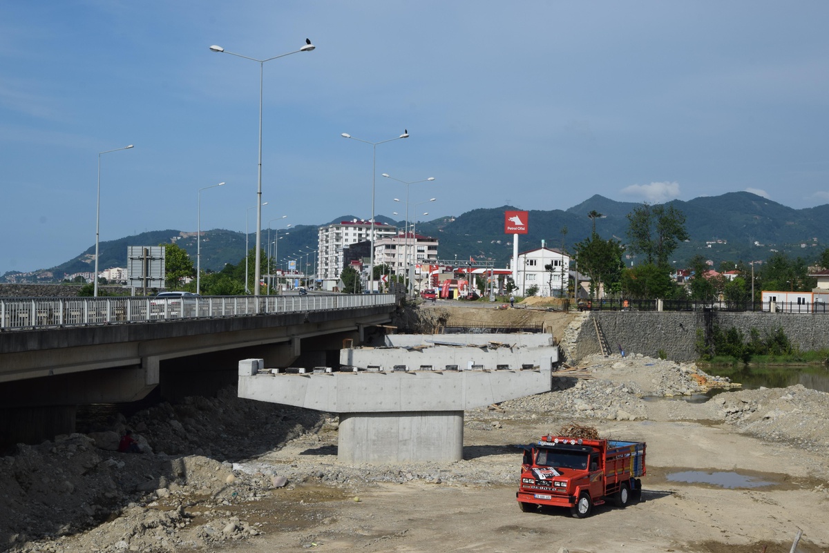Espiye\'de Gelevera köprüsü yıkılarak yeniden inşa ediliyor