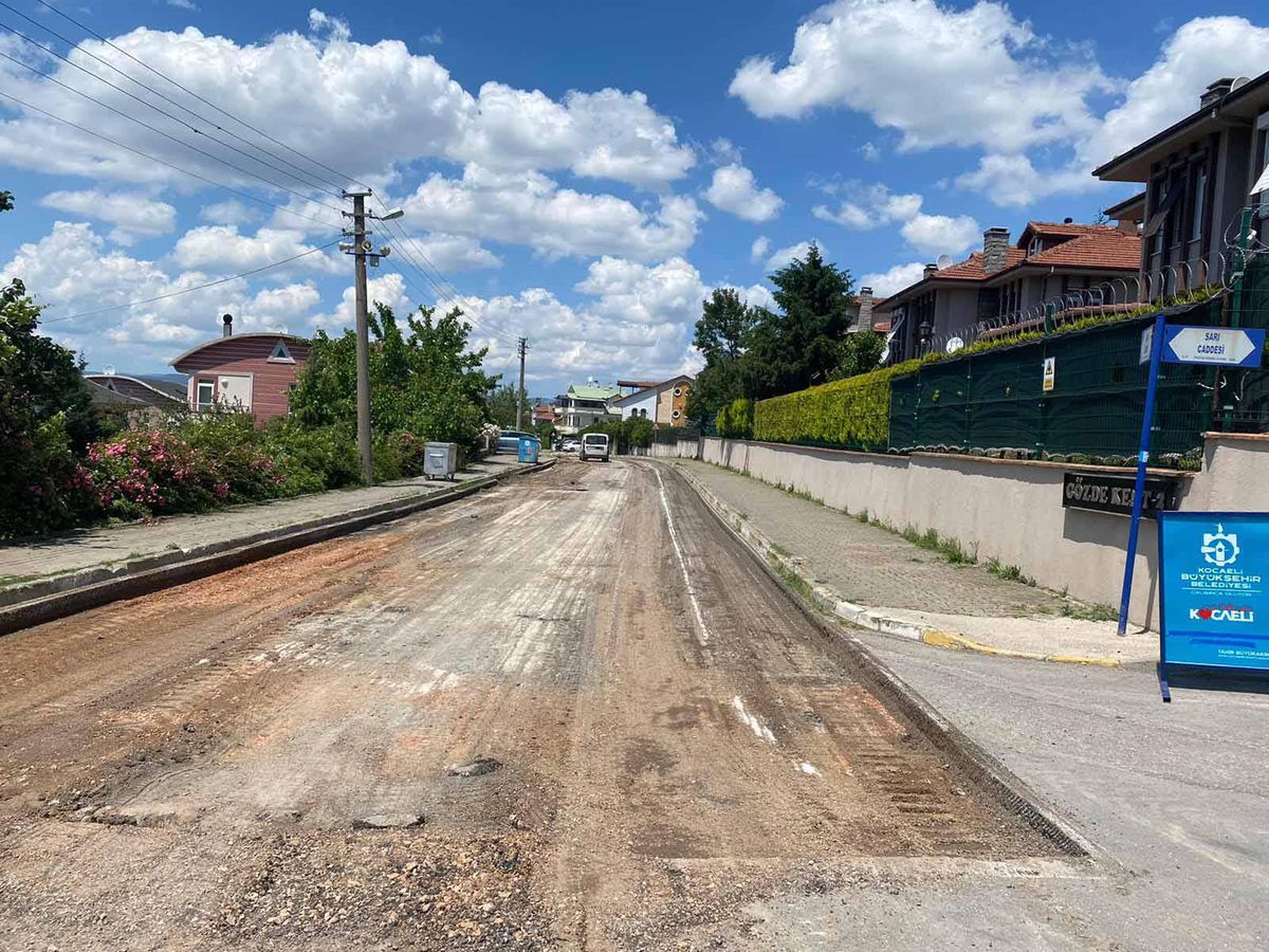 Gölcük Başak Caddesi\'nde üstyapı yenileniyor