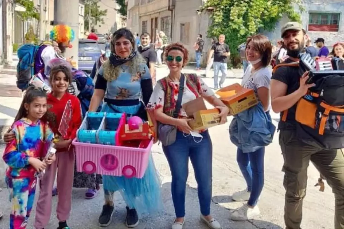 GÖNÜLLÜ GEZGİNLER, 1500 ÇOCUĞU DAĞITTIKLARI OYUNCAKLARLA SEVİNDİRDİ