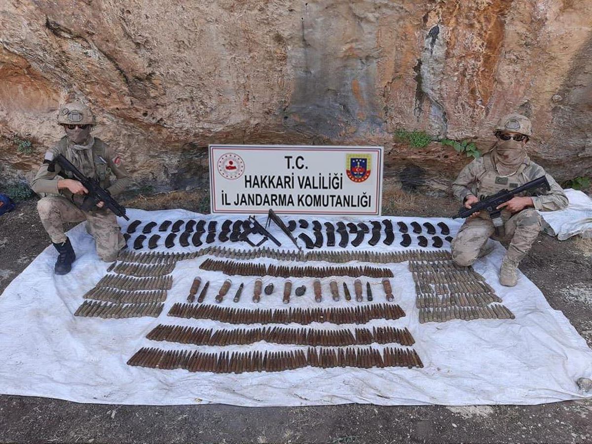 Son dakika haberi: Hakkari\'de terör örgütü PKK\'ya yönelik operasyonda silah ve mühimmat ele geçirildi