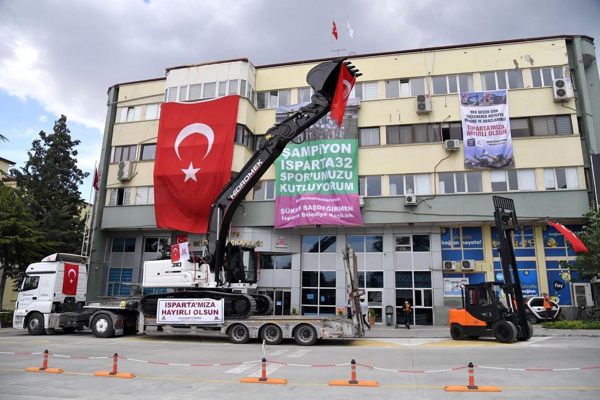 Isparta Belediyesine 2 yeni iş makinesi