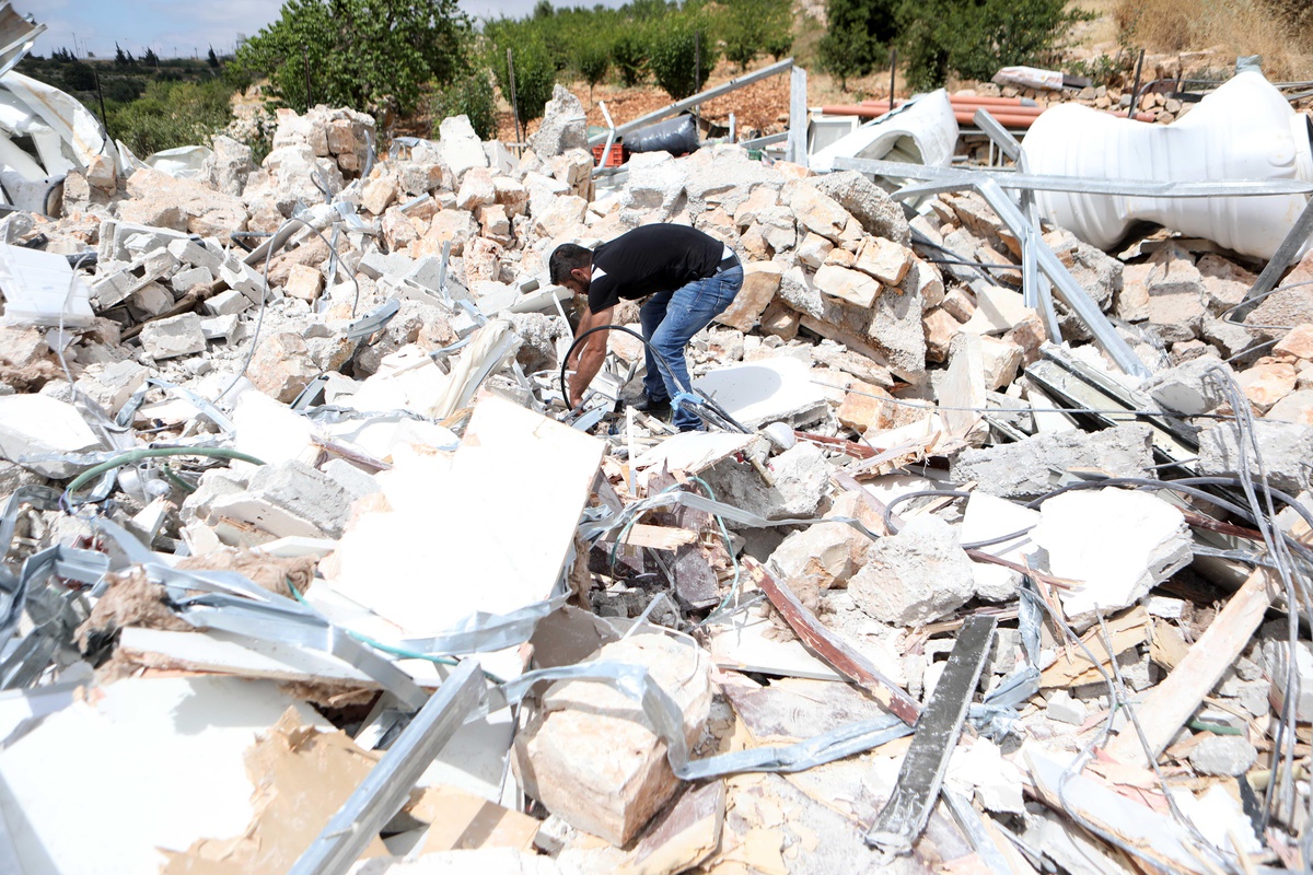 İsrail askerleri Batı Şeria\'da Filistinlilere ait 2 evi yıktı