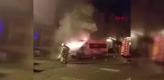 Sancaktepe'de park halindeki minibüs alev alev yandı