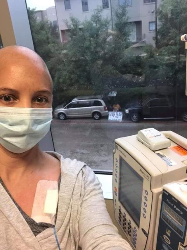 İşte gerçek sevgi! Her gün kanser hastası sevgilisinin kaldığı hastane önünde kamp kuruyor