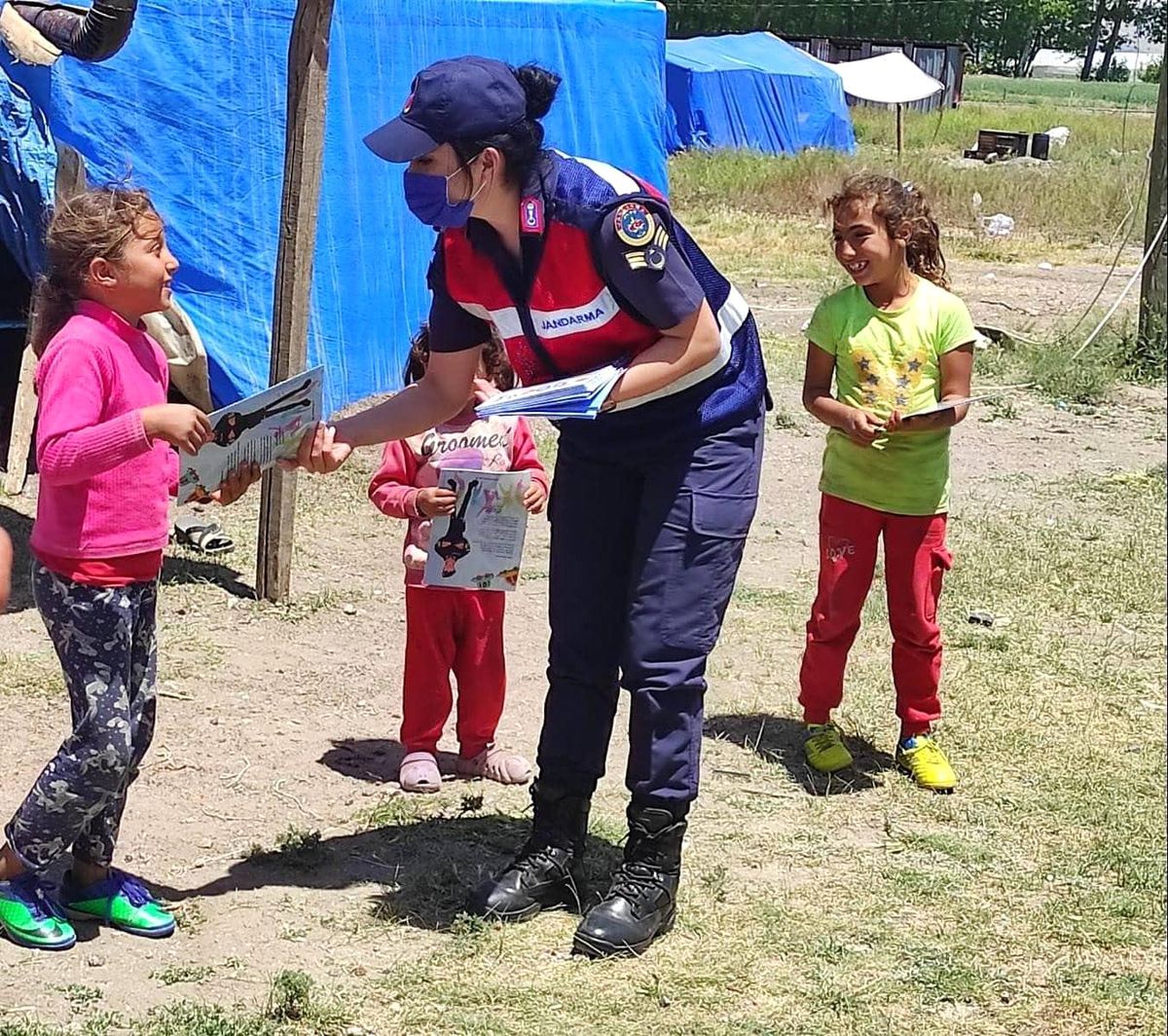 Son dakika haberleri | Jandarma hem kadınları bilgilendirdi, hem çocukları sevindirdi