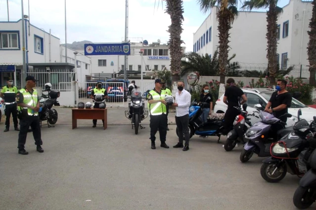 Son dakika haberi... Jandarma motosiklet sürücülerine maske dağıttı