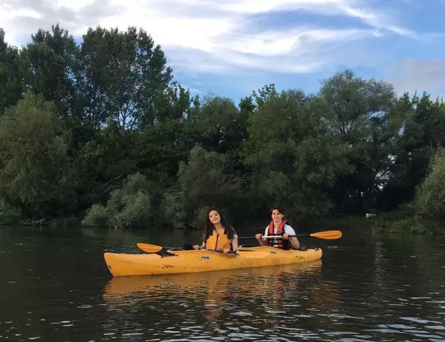 Kanocular, Meriç Nehri'nde kürek çekti