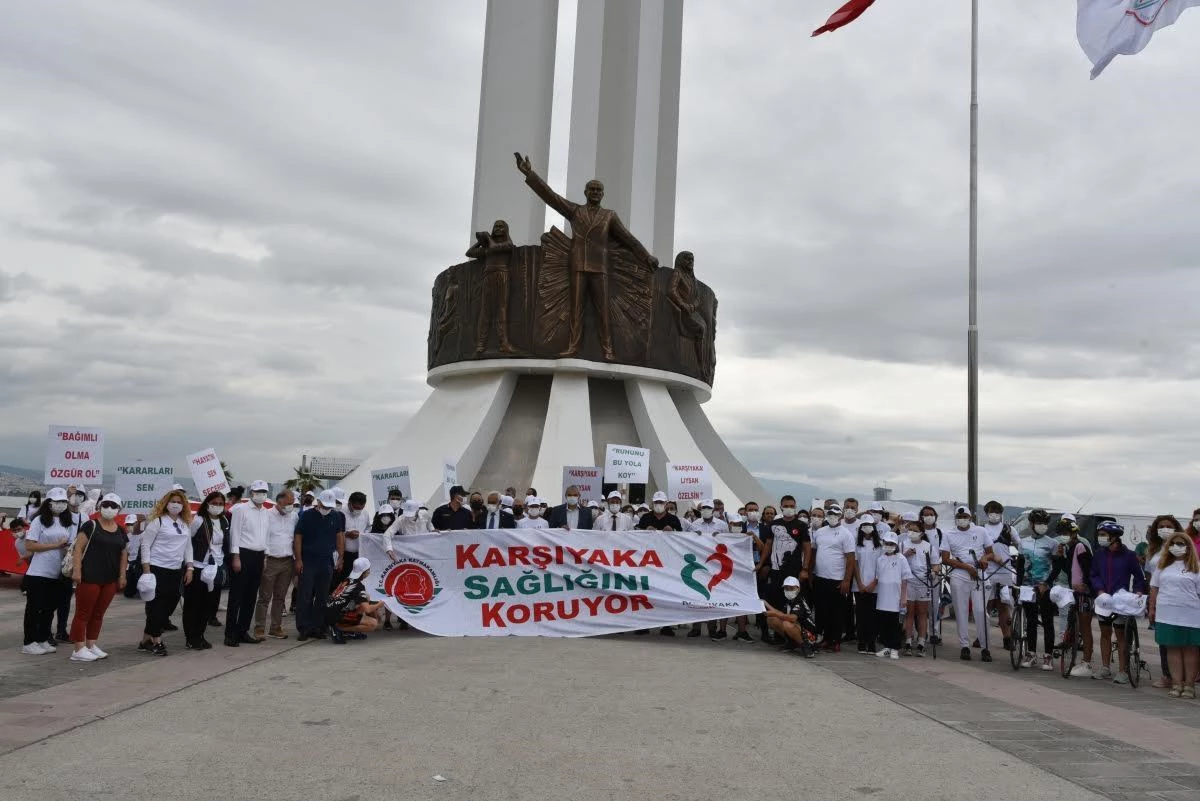 Karşıyaka \'\'En İyi Narkotik Polisi: Anne \'\' sloganı ile yürüdü