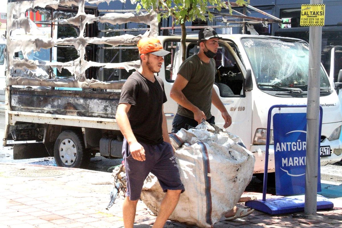 Karton yüklü kamyonet seyir halindeyken alev alev yandı