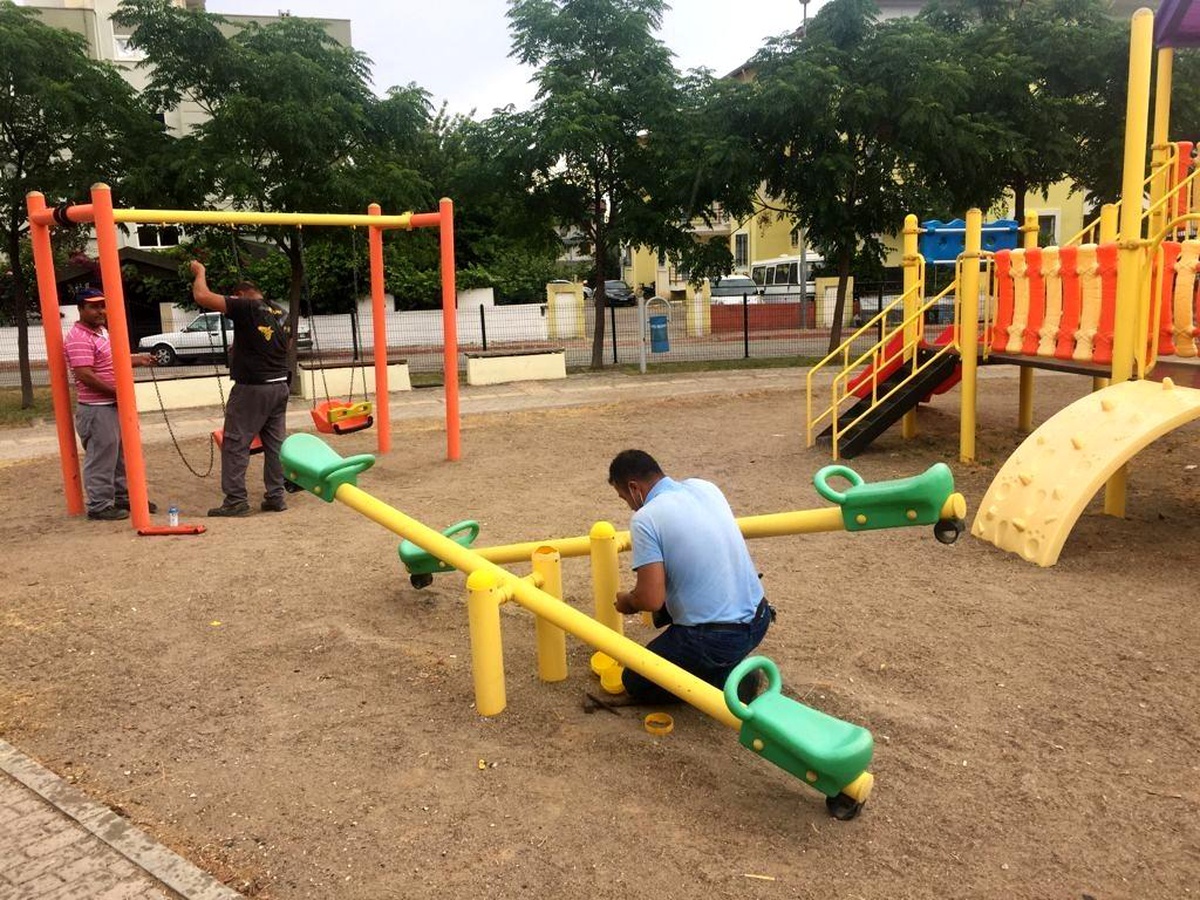 Kemer\'de park ve bahçelere bakım çalışması