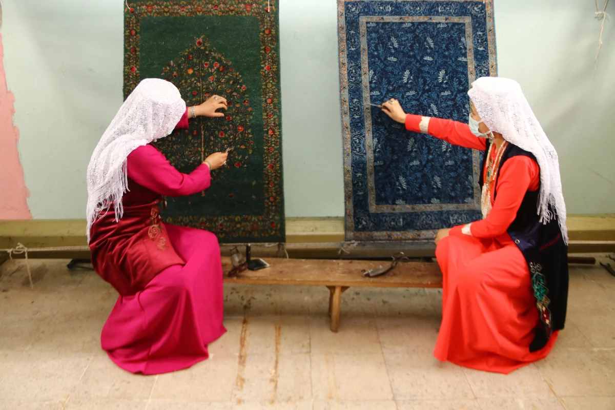 Kırgız kadınların ilmek ilmek dokuduğu özel motifli halılar yurt dışına gönderiliyor