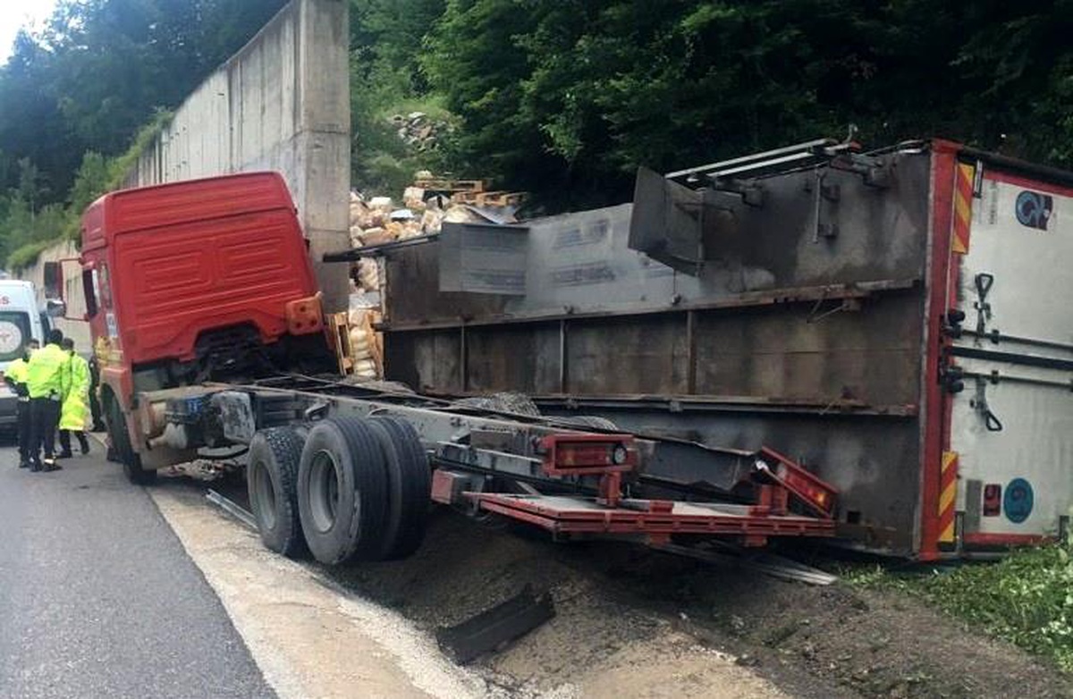 Son dakika haberi | Kontrolden çıkan tır istinat duvara çarparak durabildi; kazada 1 kişi yaralandı