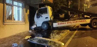 Küçükçekmece'de freni boşalan çekici binanın duvarına çarptı, yaşlı kadın korku dolu anlar yaşadı