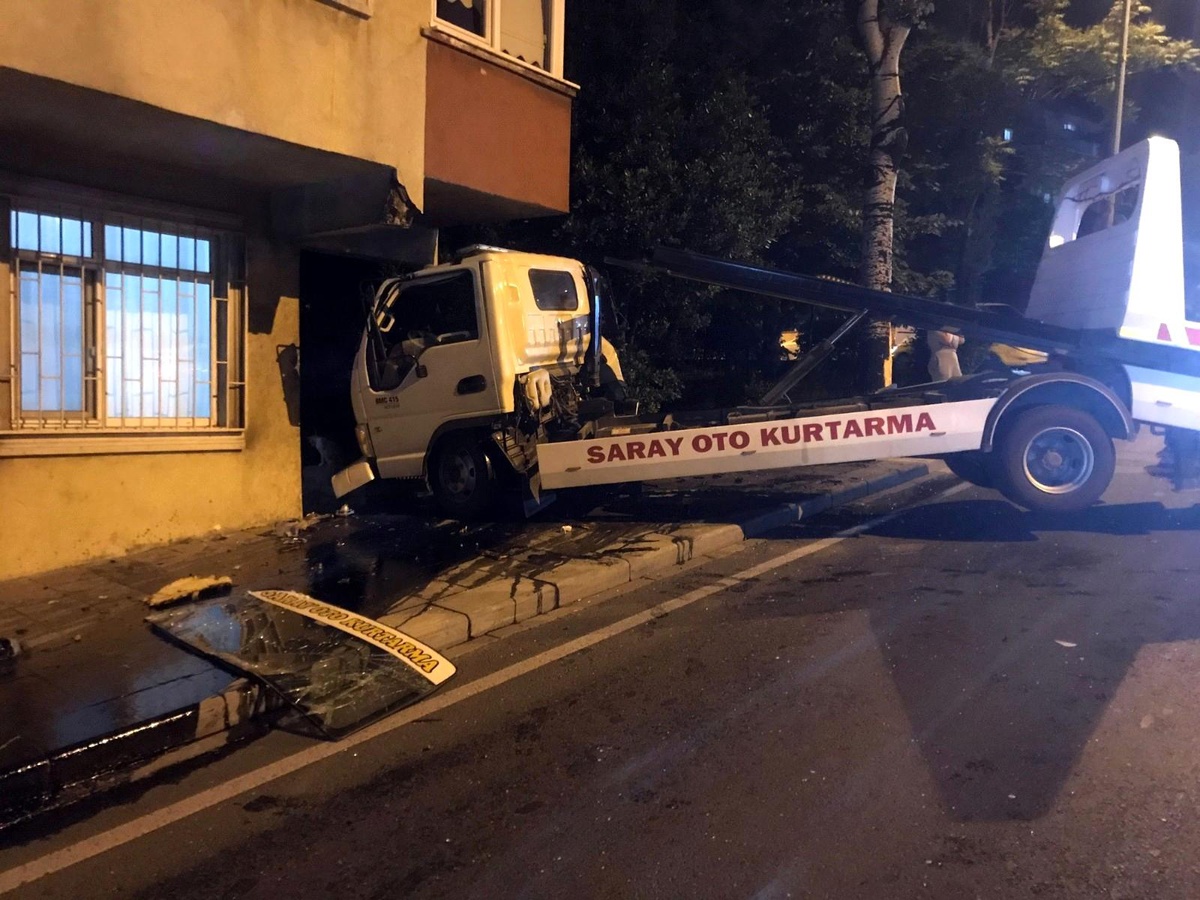 Küçükçekmece freni boşalan oto kurtarıcısı ağaca çarparak durdu