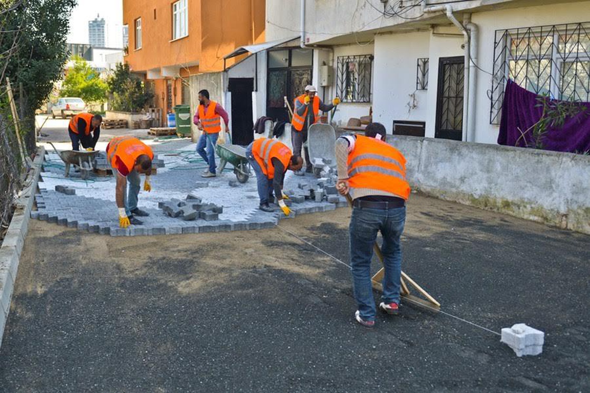 Maltepe\'de bozuk yola geçit yok