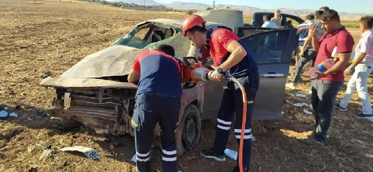 Son dakika haberi! Mardin\'de kaza yapan otomobilde sıkışan sürücüyü itfaiye kurtardı