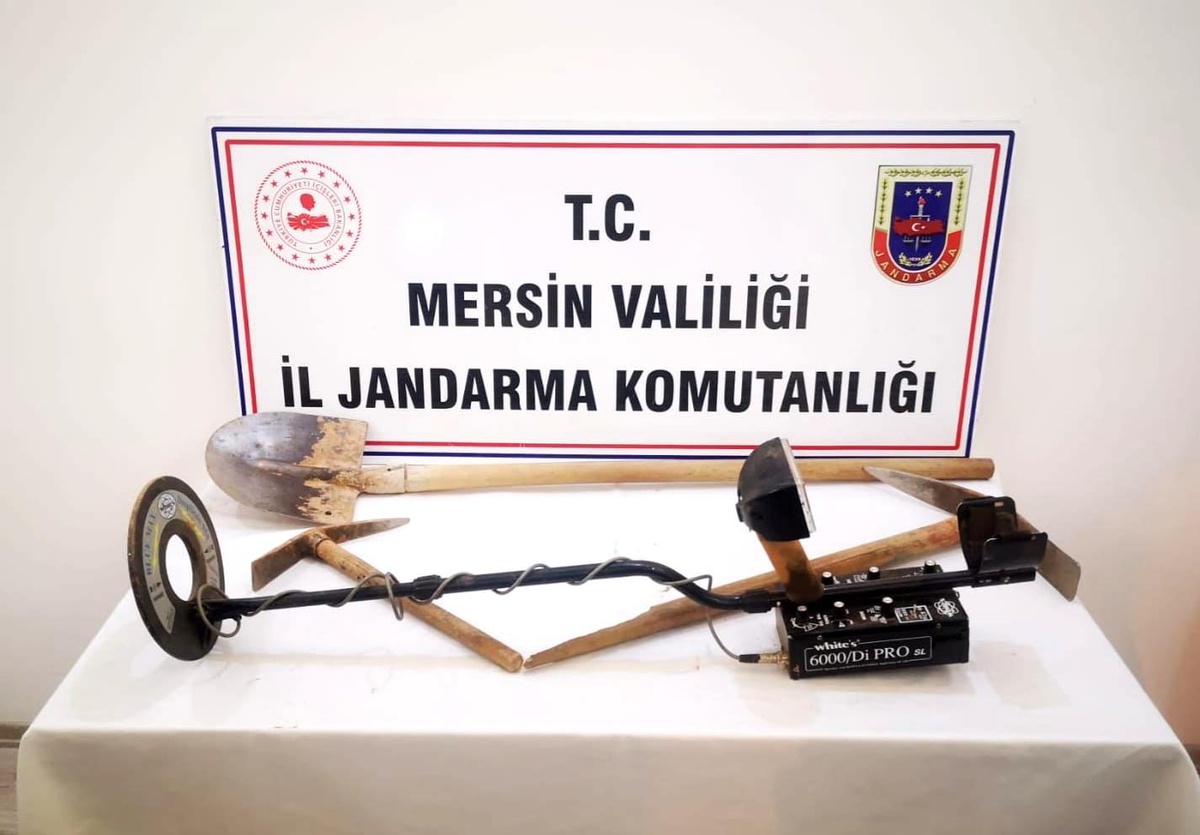 Mersin\'de izinsiz kazı yapan 8 şüpheli suçüstü yakalandı