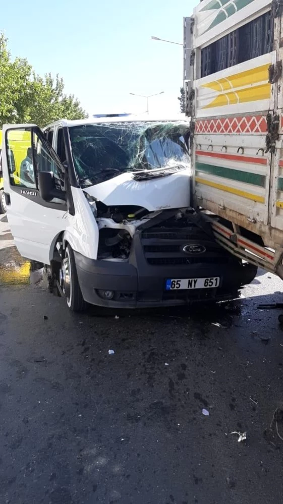Minibüsle kamyonet çarpıştı: 1 yaralı