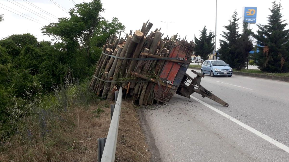 Odun yüklü römork yola devrildi