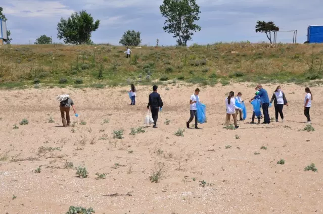 Öğrenciler Saros Körfezi'nde çevre temizliği yaptı