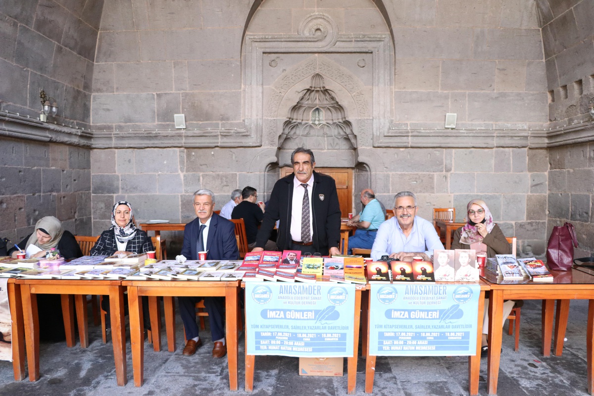 Şair ve yazarlar tarihi Hunat Medresesi\'ndeki imza gününde bir araya geldi