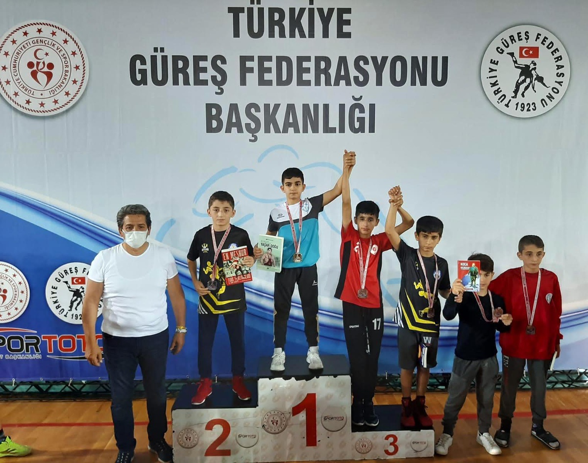 Serbest Güreş Şampiyonası\'ndan Bağcılar\'a madalya
